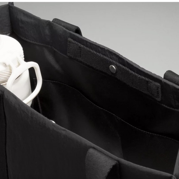 lululemon black padded boxy tote bag - Picture 6 of 15